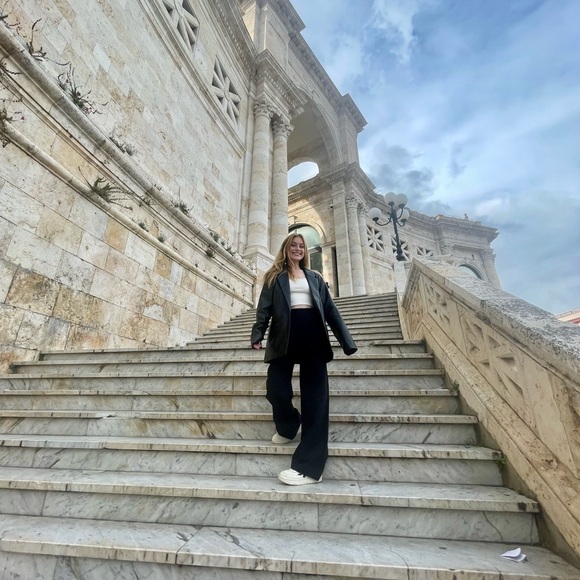 Meet your Posher, Natalie - Picture 3 of 3